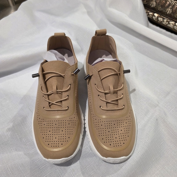 Project Cloud "Daisy" Hand-stitched Leather Sneakers.  Size 8.  NWOT. - Picture 3 of 8